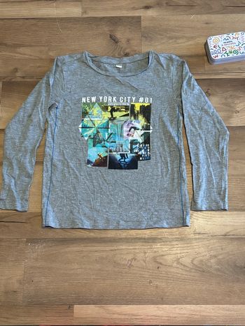 Je vend un haut manche longue garçon taille 12 ans très bon état 