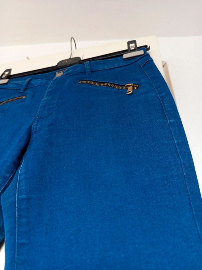 Jean bleu Zara basic en taille M avec trois petites tirettes pour une touche original - photo numéro 6
