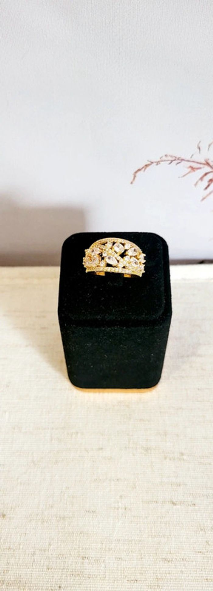 Bague dorée avec strass brillants - photo numéro 2