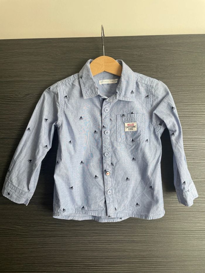 Chemise garçon manches longues 24 mois. Bleu claire et motifs bateaux. Gémo