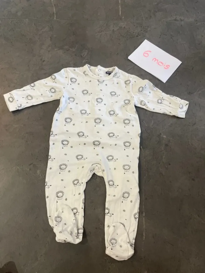 Pyjamas Lion