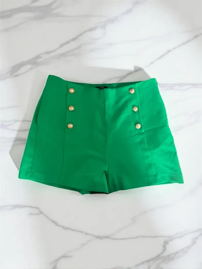 Short Kiabi ALY84 vert taille haute à boutons dorés – style marin