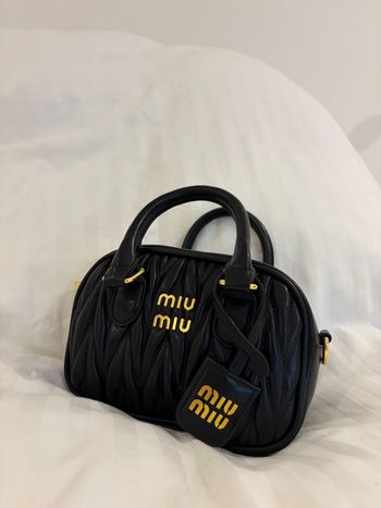 Sac à main miu miu matelassé en cuir noir en très bon état 