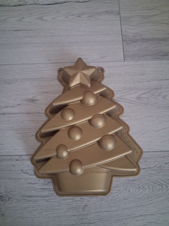 Moule en silicone dore "Sapin de Noel" en tres bon etat