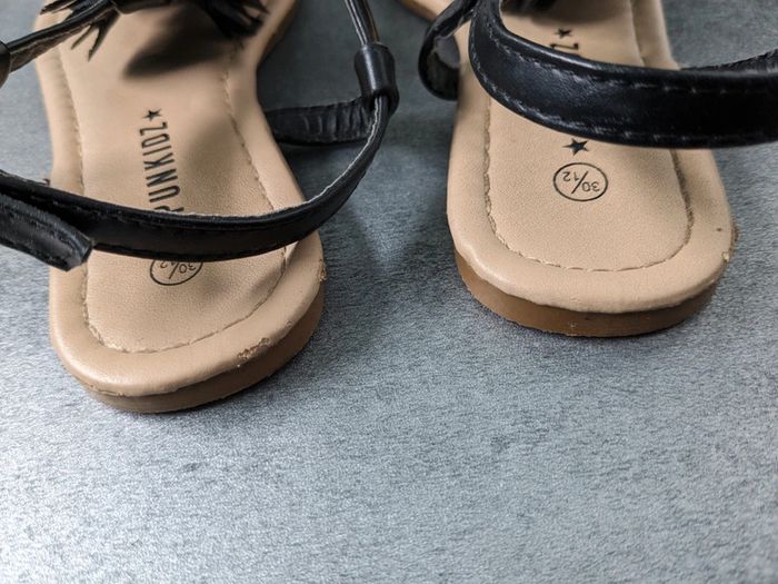 Sandales entredoigts noires avec empiècements fleurs Pointure 30 - photo numéro 2