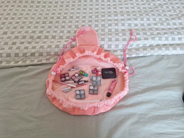 Trousse maquillage avec quelques maquillages - photo numéro 4