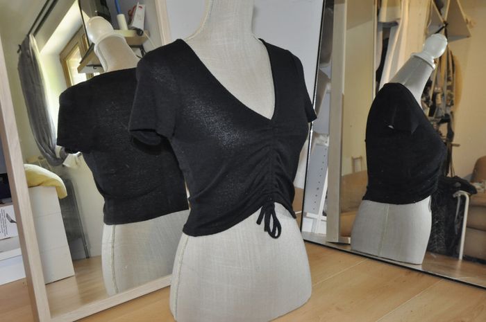 H&M top noir froncé t.XS tb état - photo numéro 4