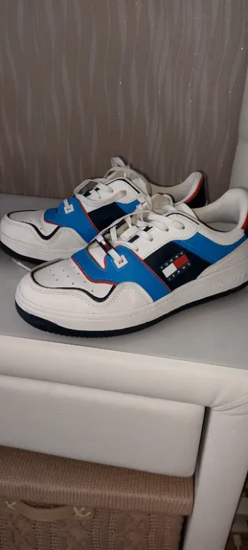 Basket Tommy Hilfiger blanches- pointure 43-tres bon état