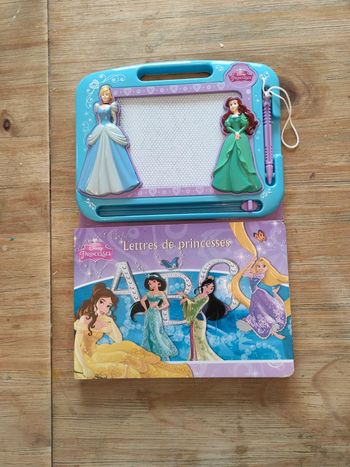 Livre cartonné et tableau magnétique Princesses de Disney