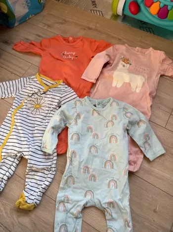 Lot 4 pyjamas légers taille 6 mois