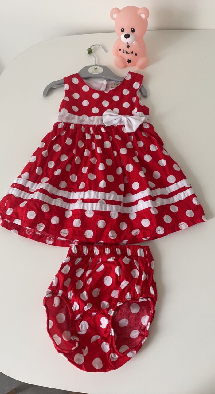 Robe rouge à pois blanc