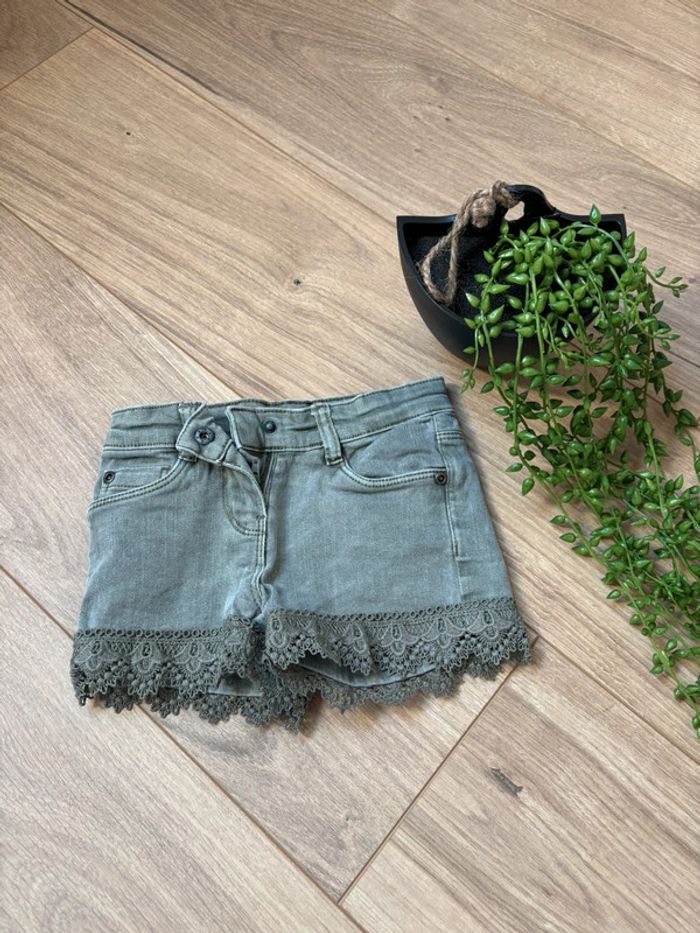 Short kaki avec dentelle