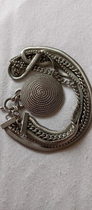 Coller 4 rangs avec belle breloque ronde