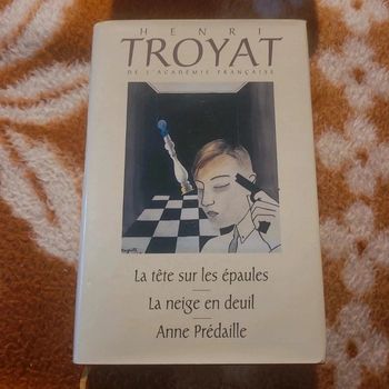 La tête sur les épaules. La neige en deuil. Anne prédaille