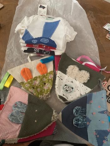 Lot de doudou porte tétines de différentes couleurs et matière