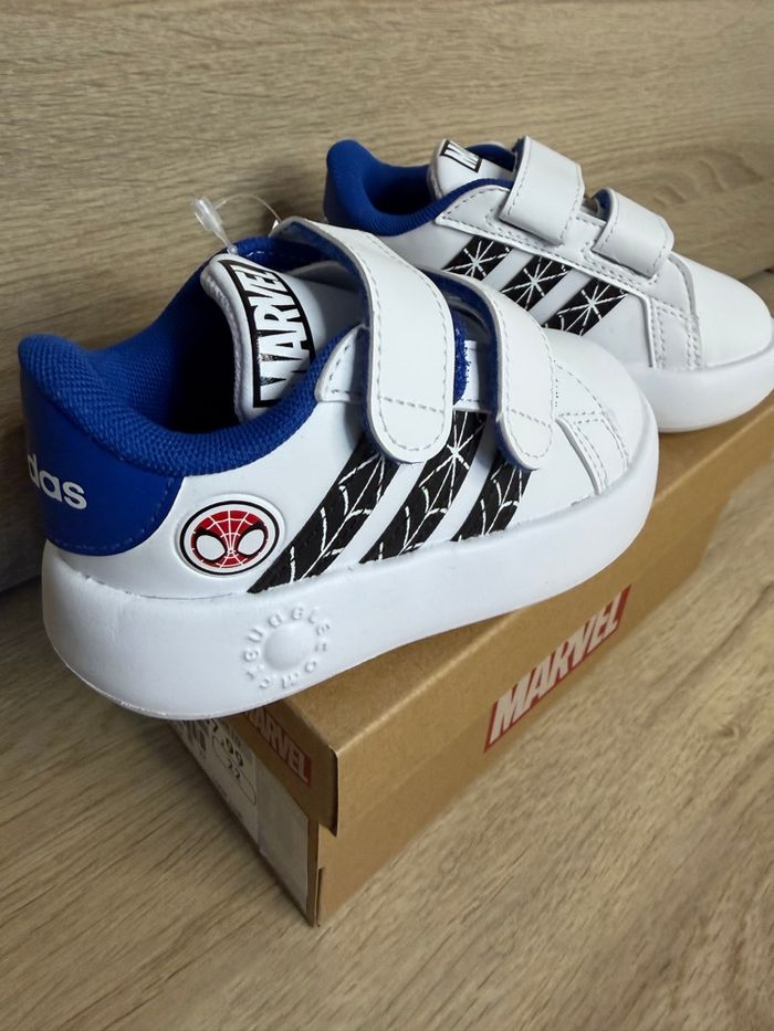 Chaussure Adidas Marvel Spiderman taille 22