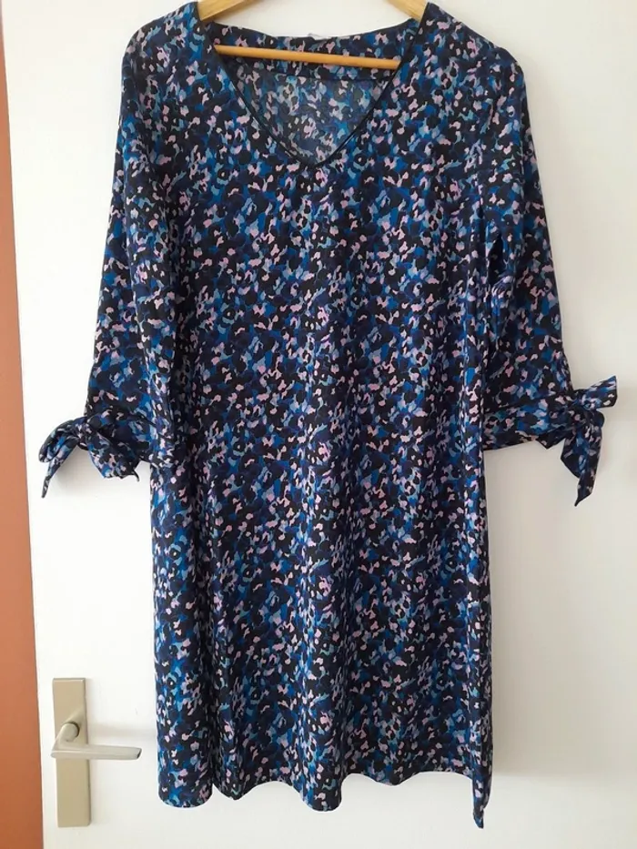 Robe forme évasée et joli décolleté neuve