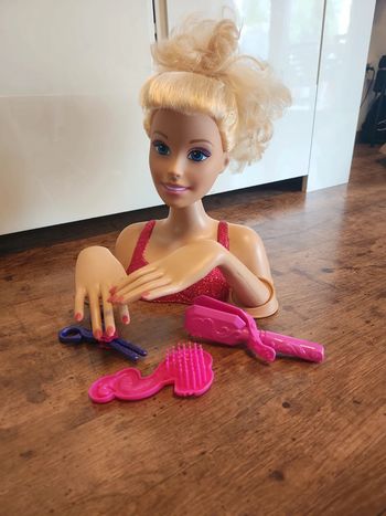 Barbie tête à coiffer