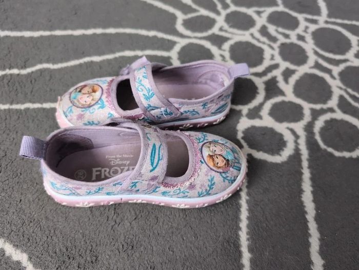 Pantoufles "Frozen" taille 26 - photo numéro 2