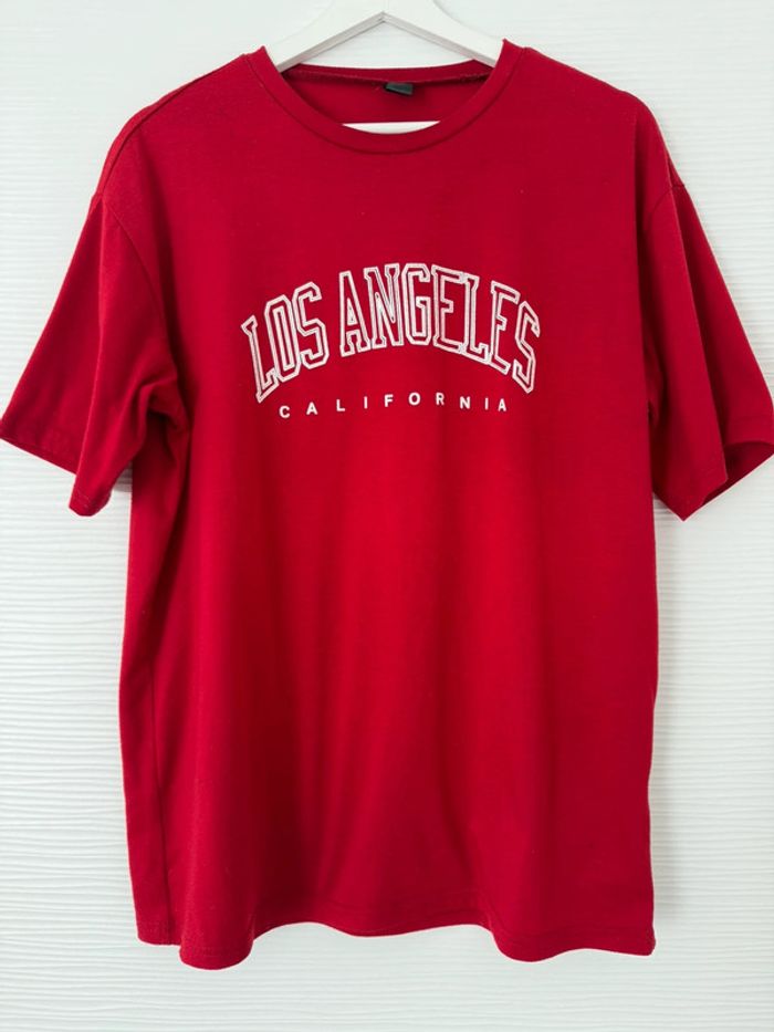 Haut t-shirt rouge oversize à nouer écritures blanches col rond manches courtes