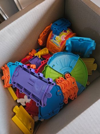 Lot tut tut bolide circuit  + véhicules 