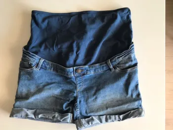 Short en jean bleu de grossesse / maternité