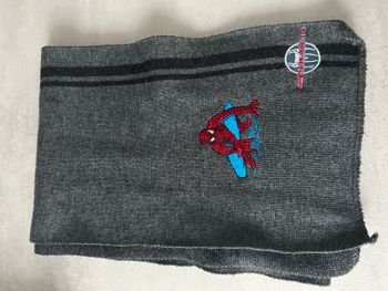 écharpe spiderman