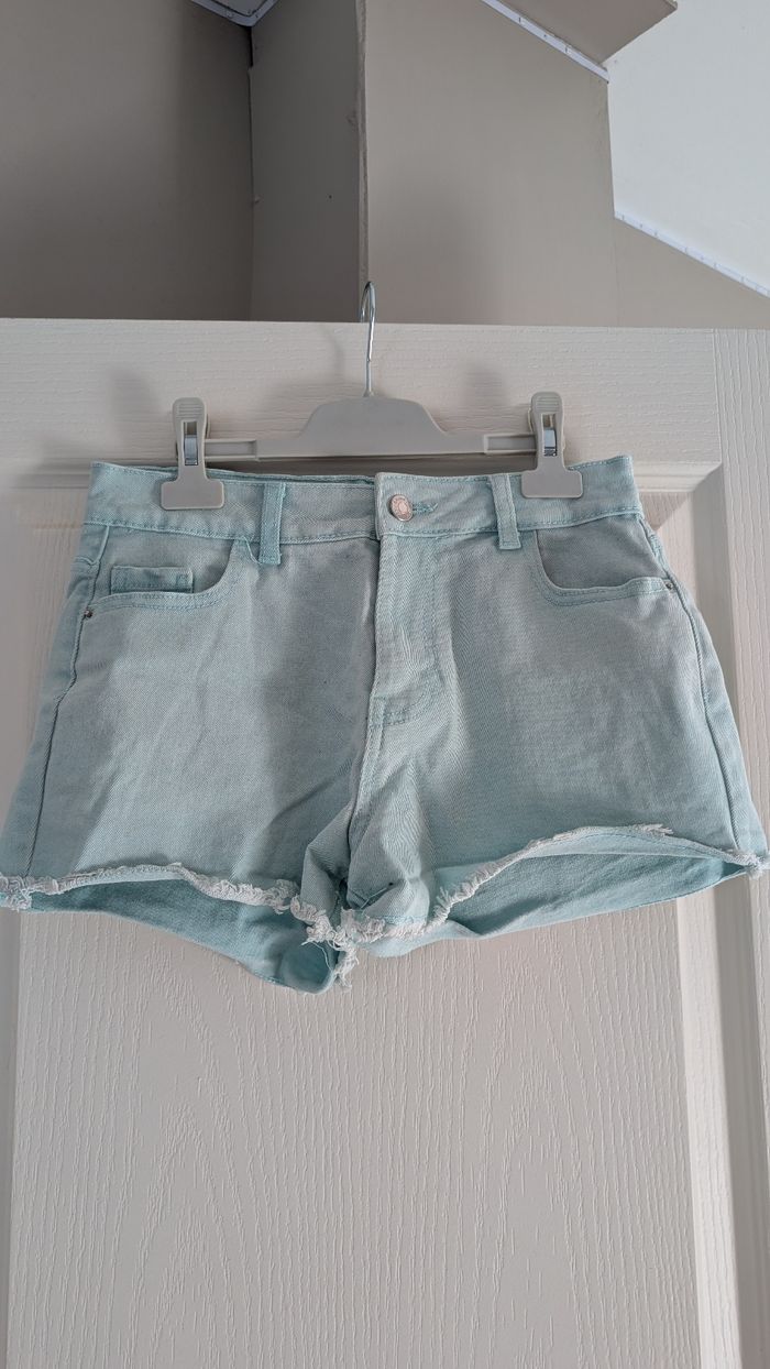 Short court bleu ciel taille 36