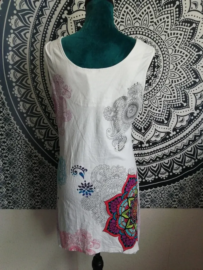 Tunique blanche sans manches asymétrique avec motifs mandala, rosace / coton du monde / (42) - photo numéro 4