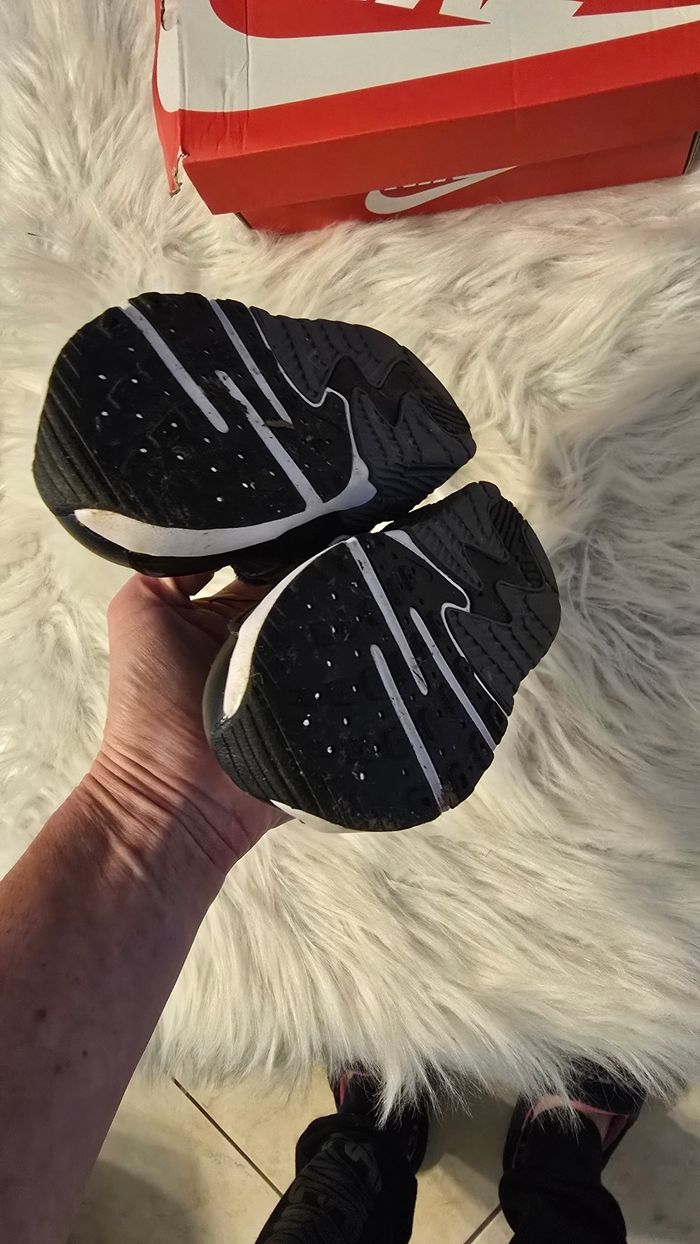 (Mise une fois ) 🤩🥰😍Superbes Baskets NIKE  AIR MAX pointure 23.5 (lacets élastiques)😍🤩💙🥰 - photo numéro 4