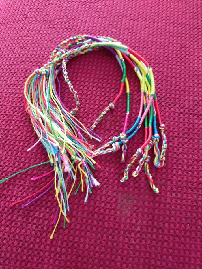 Jolis bracelets brésiliens multicolores jamais portés - photo numéro 2