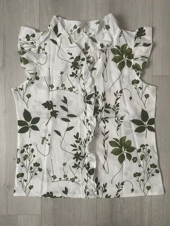 Haut fleuri blanc et vert à volants - NEUF 🌿