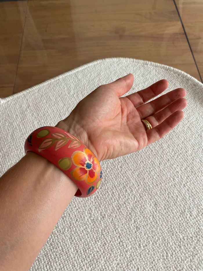 Bracelet jonc manchette en bois rose corail avec motifs fleurs peints à la main - photo numéro 3
