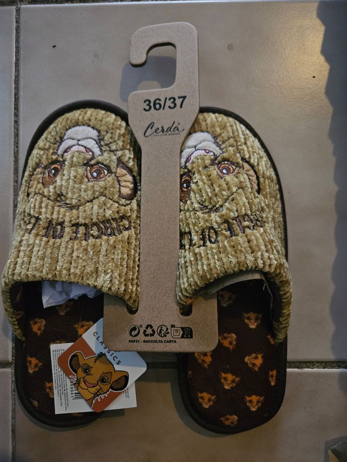 Pantoufle disney roi lion