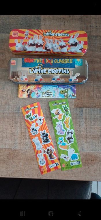 Lot 2 boîtes à crayons mapins crétins avec règle et autocollants