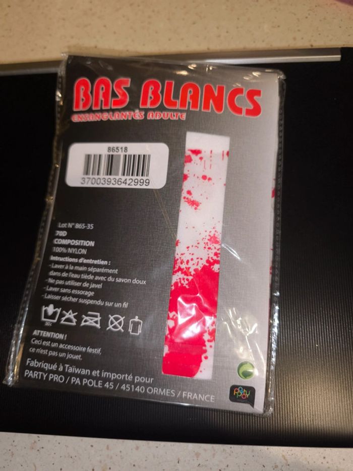 Bas blancs ensanglantés neuf - photo numéro 2