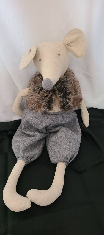 Peluche souris de Louise Mansen styliste anglaise grande souris en tissu collection
