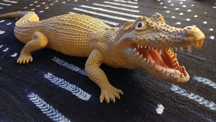 Crocodile géant en plastique - photo numéro 2