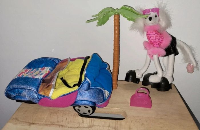 Chuen Caniche Barbie avec sa voiture décapotable