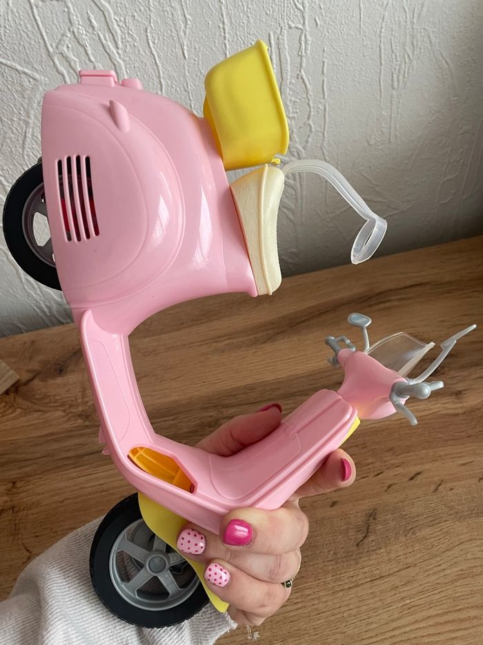 Scooter vespa barbie rose et jaune avec panier - photo numéro 6