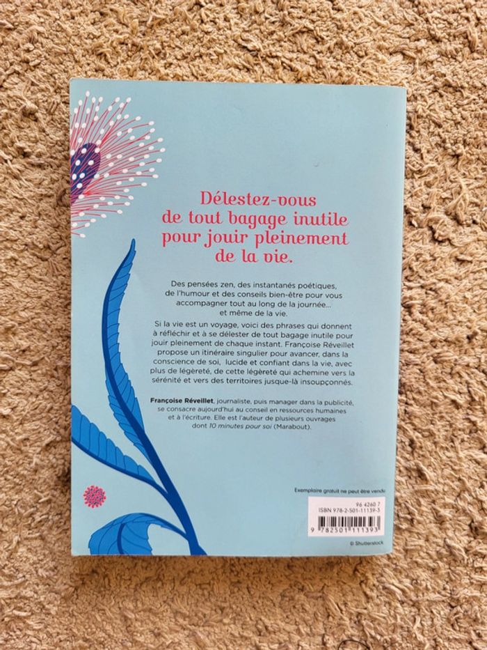 Livre Petites pensées pour voyager léger de Françoise Réveillet - Développement personnel - photo numéro 2