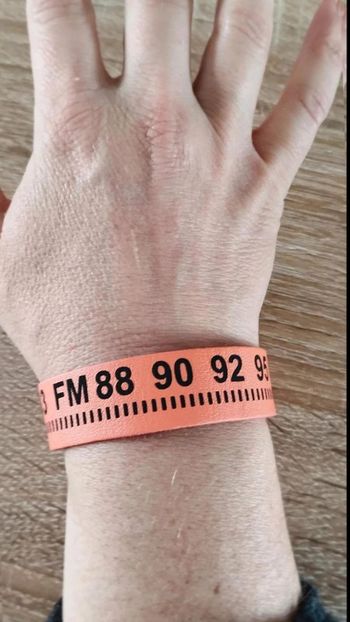 Bracelet  aimanté orange  bande fm