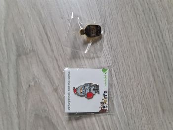 Lot de 2 pins neuf dans emballage android et autres