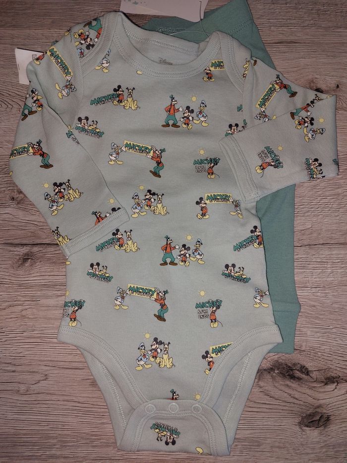 Ensemble bébé T : 9 mois neuf - photo numéro 2