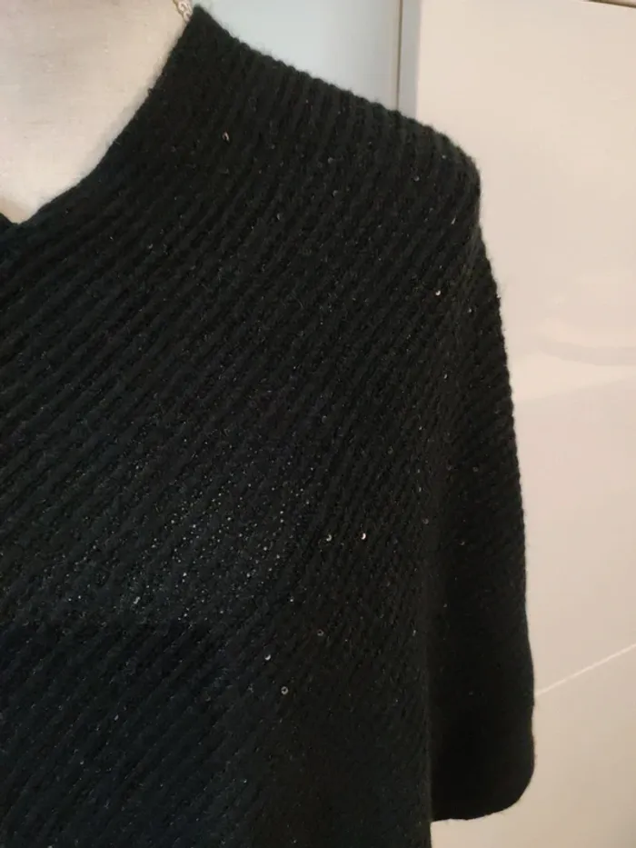 Poncho noir avec petits sequins (discrets) - excellent état - photo numéro 3