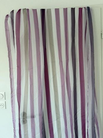 Rideaux voilages motifs rayures violettes à œillets