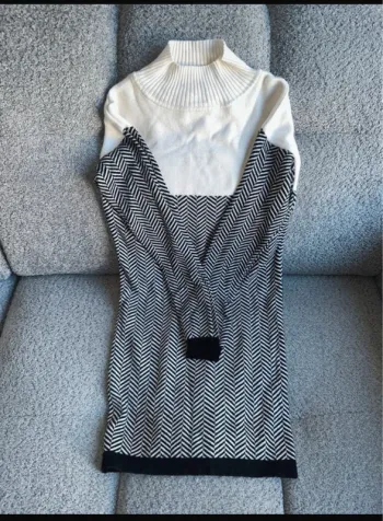 Robe pull col montant col cheminée crème et noir motifs aztèques Morgan