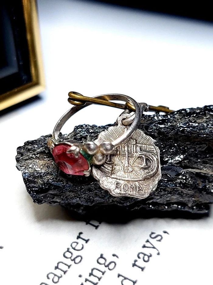 Magnifique broche de naissance médaille religieuse et bague - photo numéro 3