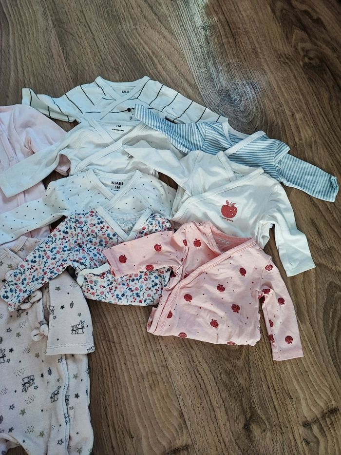 Lot bodys et pyjamas - photo numéro 4