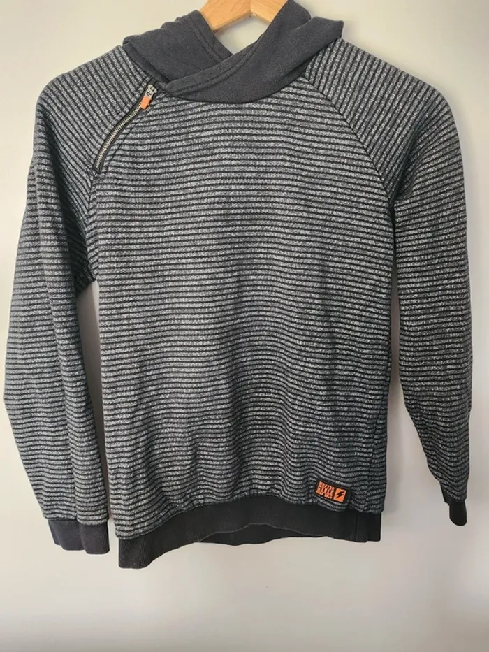 Pull à capuche taille 12 ans Gemo bon état noir et gris à rayures